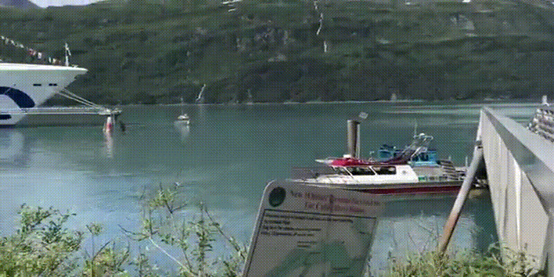 Туристический круизный лайнер вблизи Уиттиера. Фрагмент из видео на YouTube канале "LIFE in ALASKA USA"