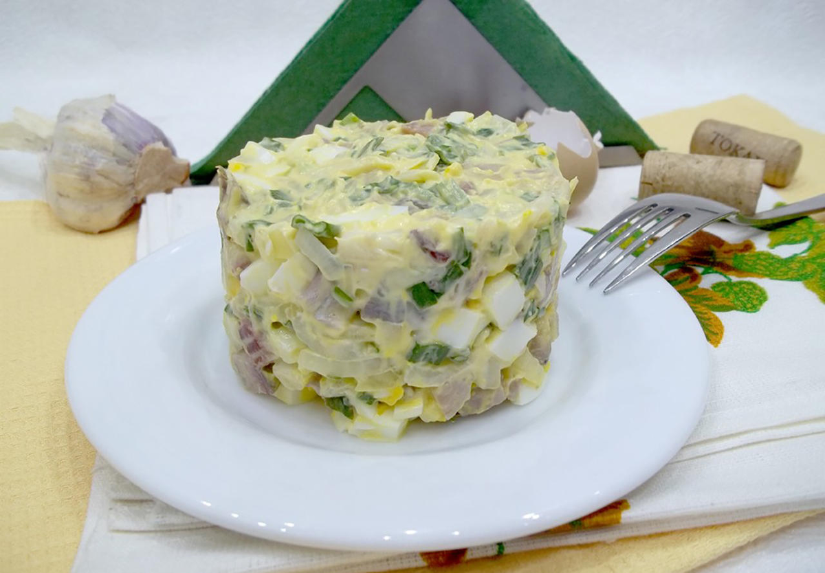 Салат с солеными огурцами и яйцами. Салат с селедкой. Салат картофельный с сельдью. Салат селедка с картошкой. Салат с соленой селедкой и картошкой.