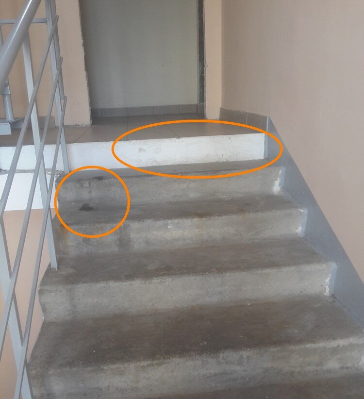 На площадке ещё остались следы пребывания бомжа, но стены уже закрасили и пол, где можно, помыли.