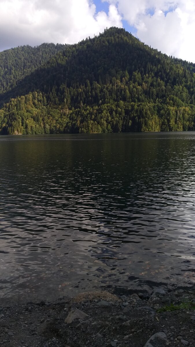 Вид на озеро Рица со стороны дачи Сталина