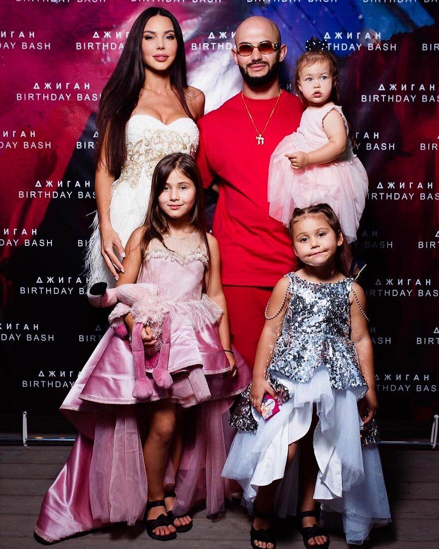 Джиган с семьей. Источник фото https://geometria.ru/events/high-life/2018/8/2/1064501/pictures/69251926