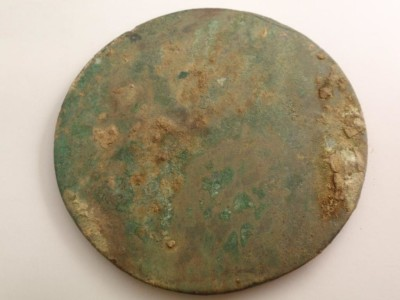 Бронзовое зеркало, только от долгого контакта с кислородом окислилось и потеряло свои свойства.