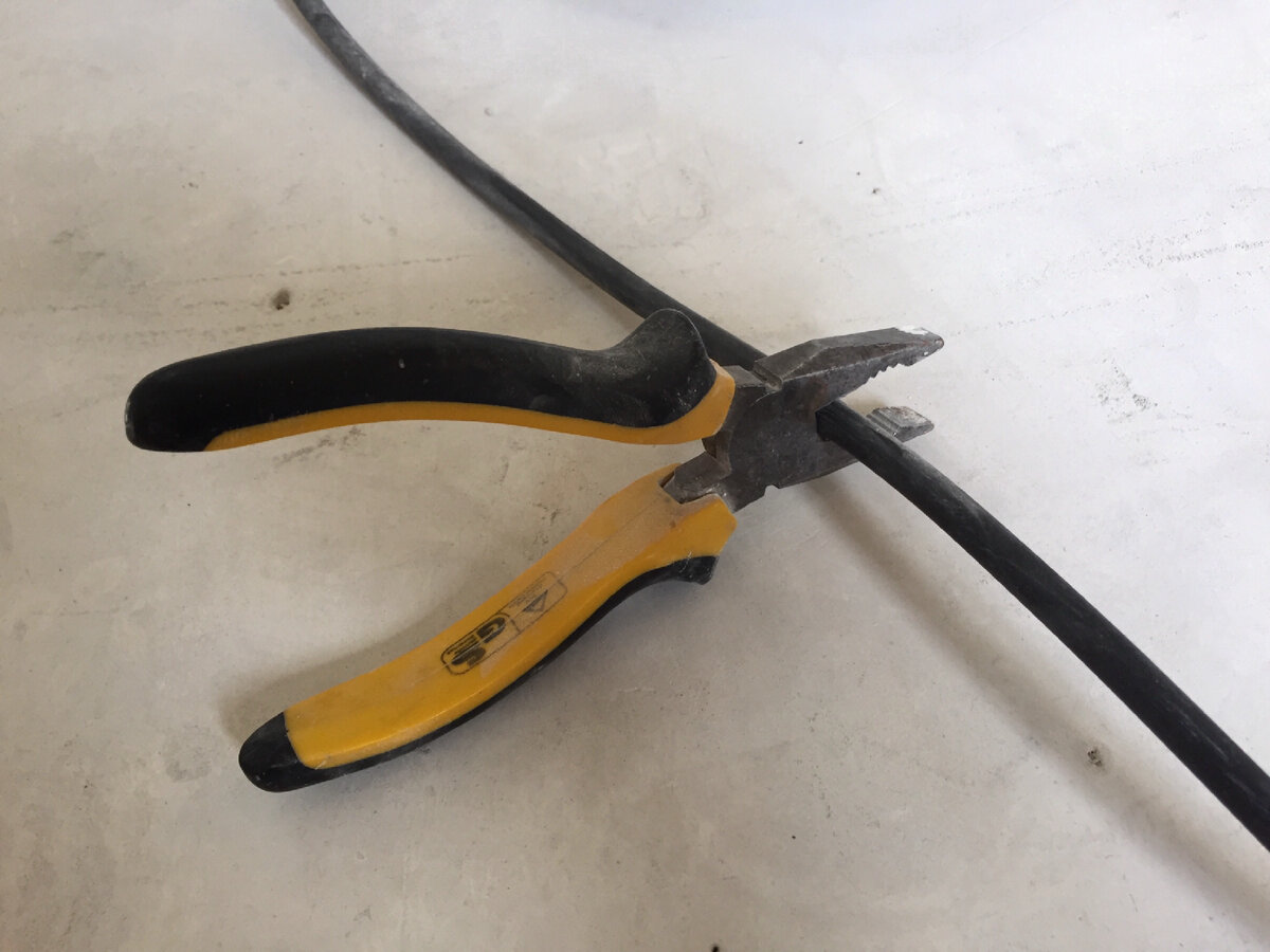 Затертые, ни разу не смазанные пооскогубцы, которые были острыми лет 10 назад.