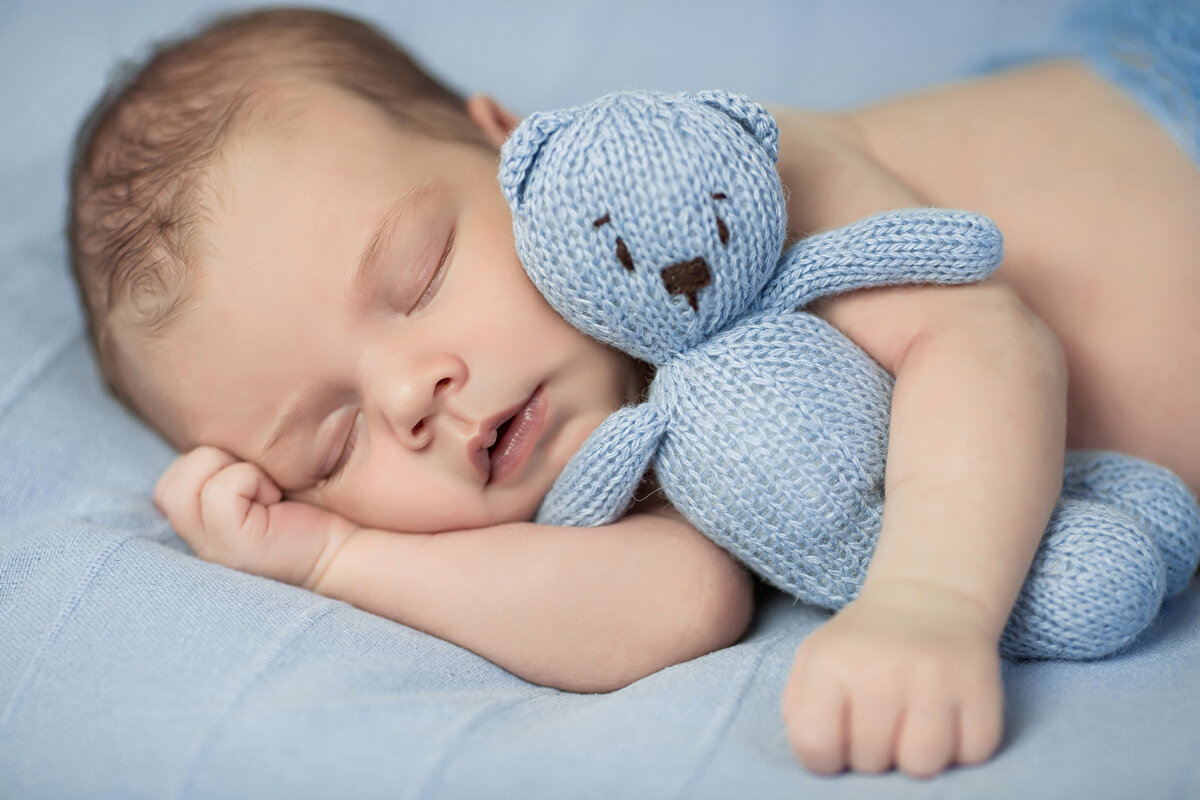 Очень мучительный вопрос, наряду с грудным вскармливанием: как укладывать малыша спать? Где он должен спать? Сколько он должен спать? И так далее и тому подобное...