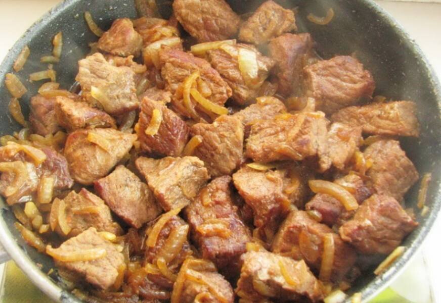 Жареная свинина на сковороде кусочками с луком. Жареное мясо с луком. Мясо с луком на сковороде. Жареное мясо на сковородке с луком. Кусочек жареного мяса.