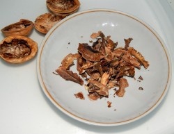 ШАГ 1:
Для настойки нужно всего лишь два ингредиента. Это перегородки от грецкого ореха, которых остается немало после употребления в пищу вкусных ядер ореха, если, конечно, орех был приобретен в скорлупе. Водку нужно приобрести хорошего качества, проверенного производителя, чтобы она не оказалась контрафактным и опасным продуктом.