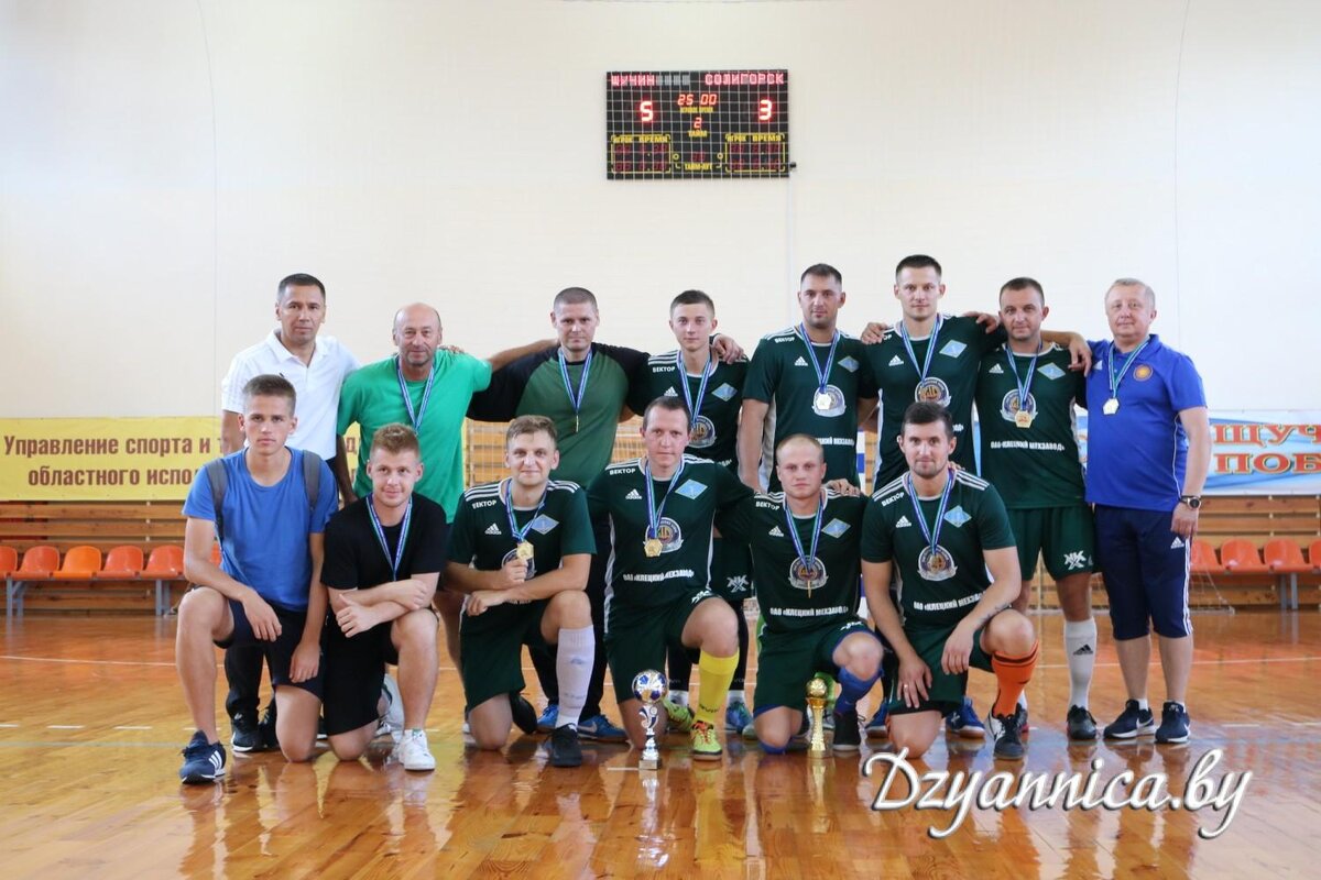  В спорткомплексе по улице Авиаторов в Щучине состоялся турнир по  мини-футболу памяти нашего знаменитого земляка Чеслава Немена. За победу  боролись четыре команды.