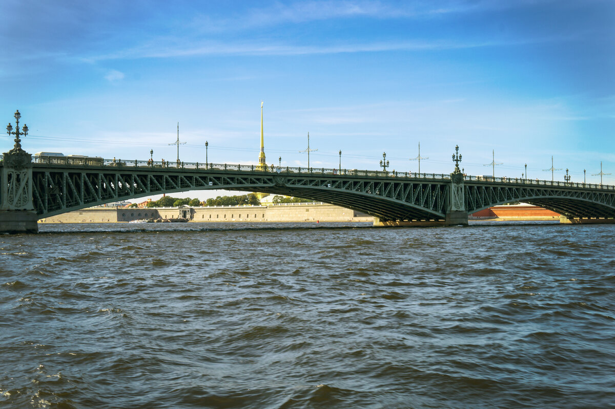 Вид на Троицкий мост с Петровской набережной