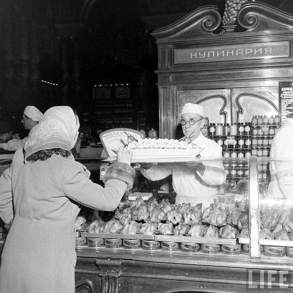 Елисеевский магазин, 1947 год, Фото Thomas Mcavoy) 