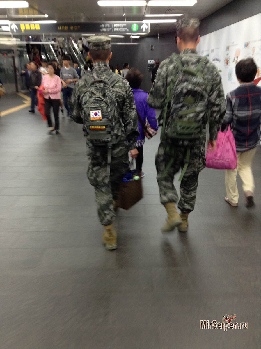 Военнослужащие армии Республики Корея в увольнении в метро Сеула