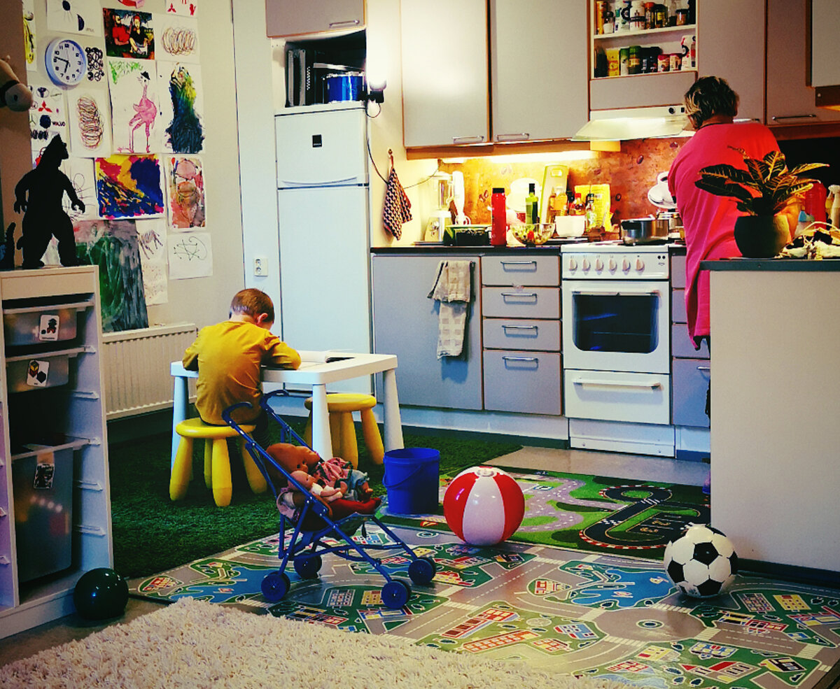 Высота табуретки одинаково удобна 2-летнему и 5-летнему.