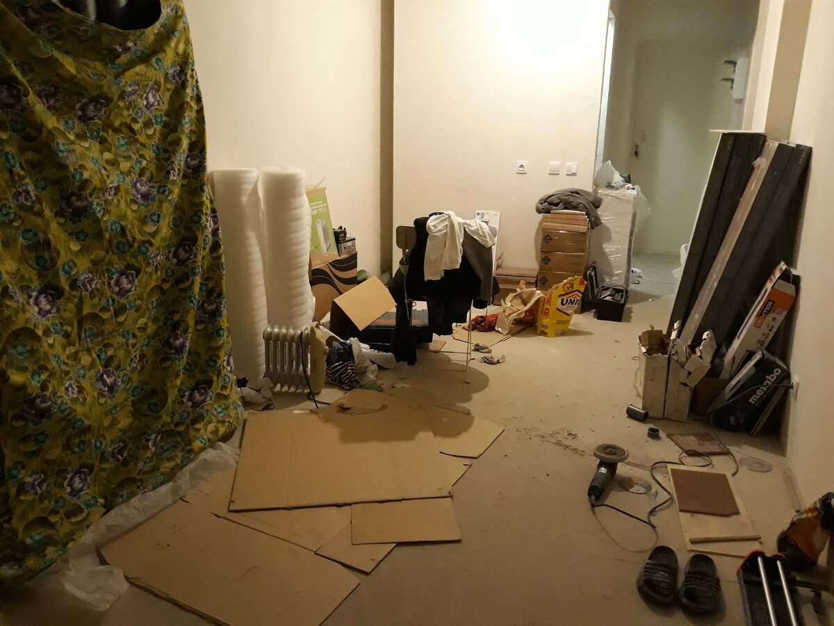 Квартира в процессе ремонта. Можно заметить как много картона кругом.