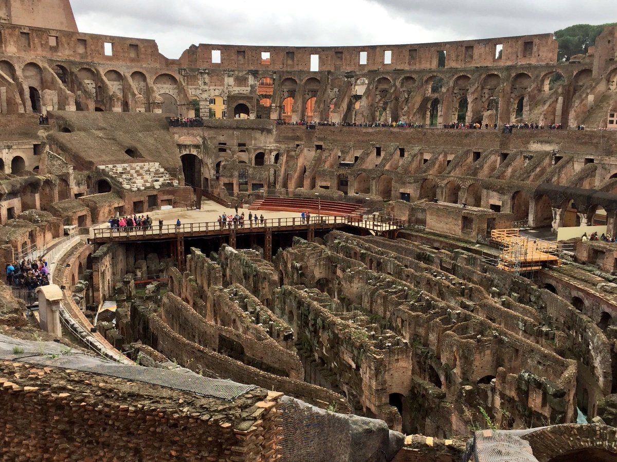 Амфитеатр это в древнем риме. Театр древнего Рима Колизей. Италия Колизей внутри. Амфитеатр в древнем Риме. Амфитеатр Колизей в древнем Риме.