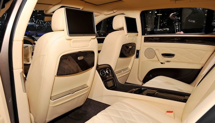 А так выглядят задние пассажирские сидения в салоне Bentley FLYING SPUR | Источник фото - Яндекс.Картинки