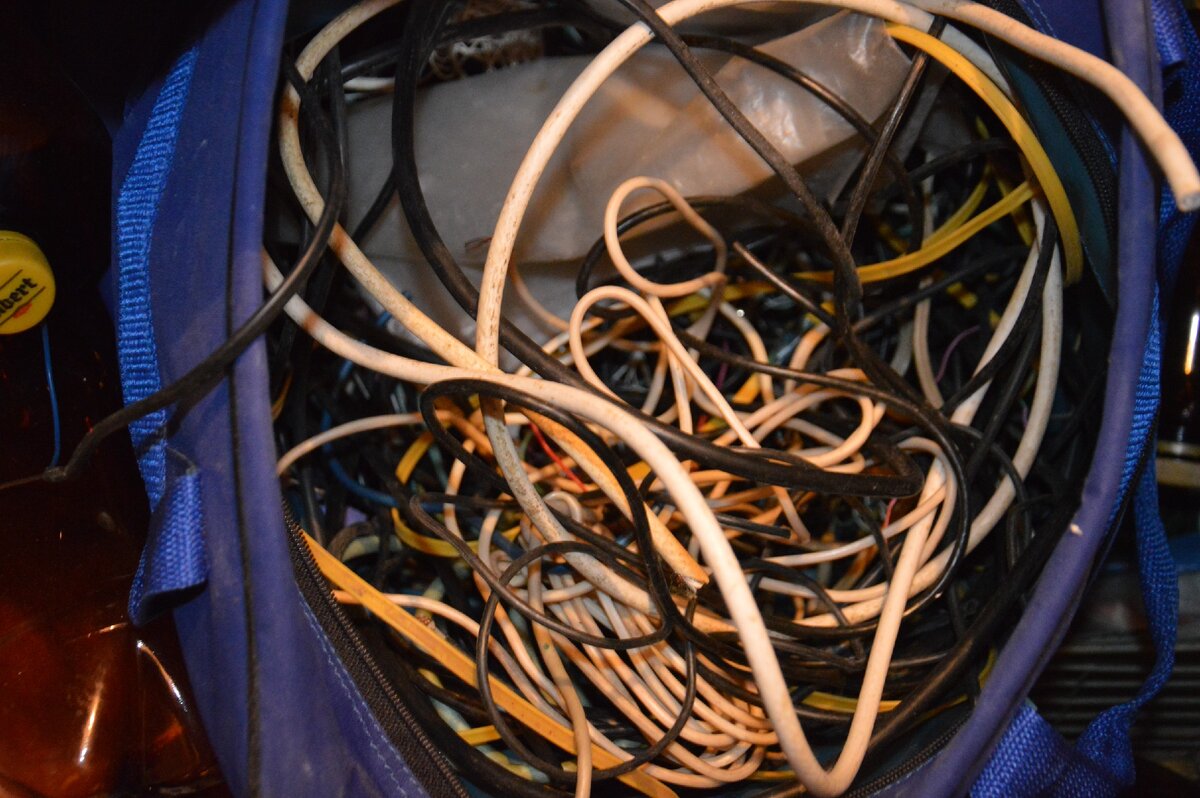 Целая сумка электропроводов