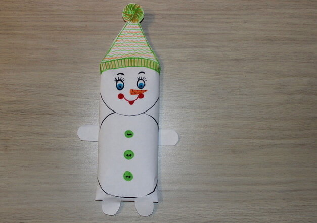 Веселый снеговик из простой шоколадки своими руками