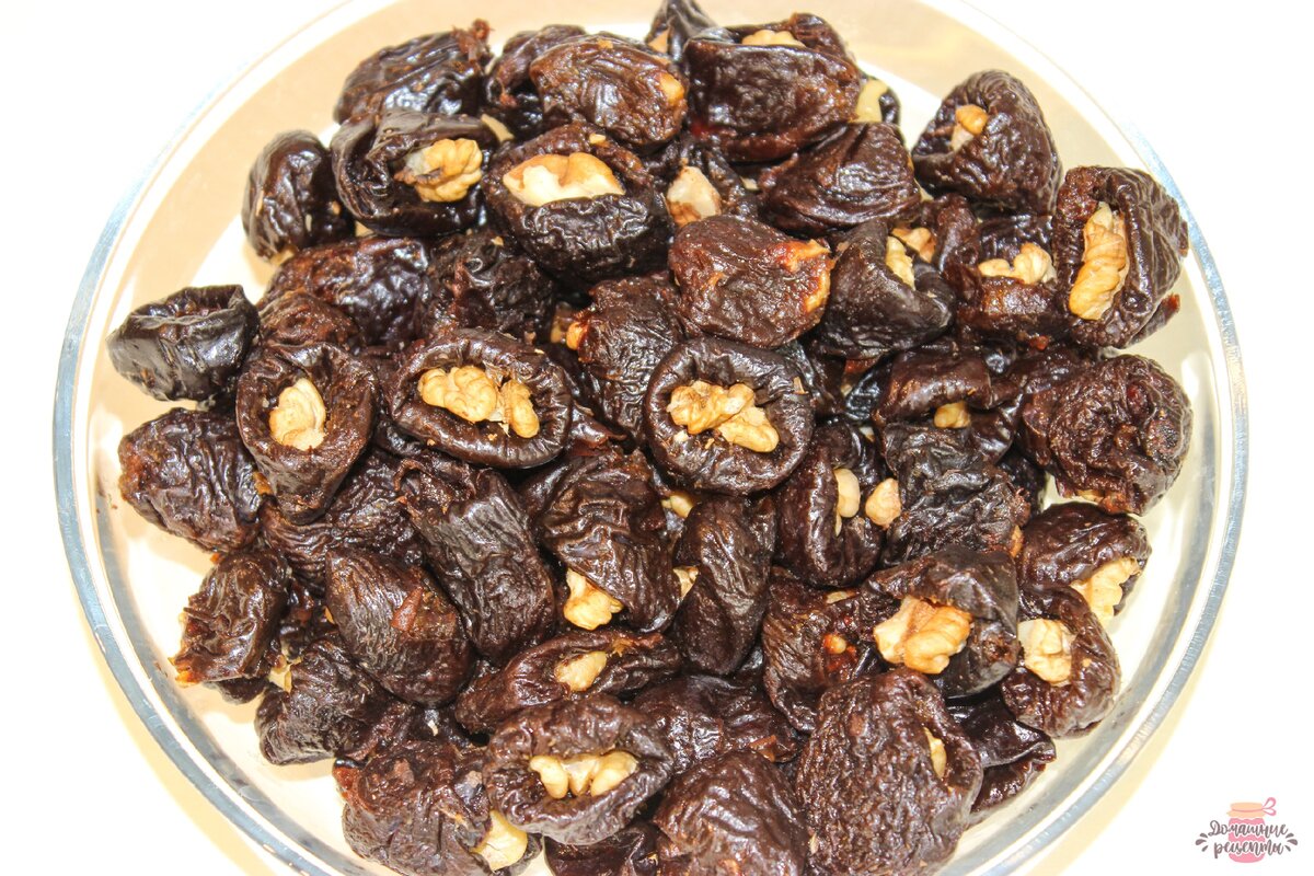 чернослив с орехами в сметане. фаршированный чернослив грецким орехом. чернослив фаршированный грецкими орехами с чесноком и сыром. чернослив с грецким орехом. чернослив с орехами.