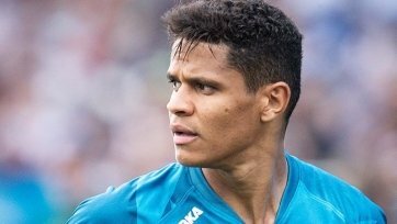 Фото: fc-zenit.ruО таком интересе к 25-летнему игроку утверждает Globo Esporte. Впрочем, сообщается, что представители бразильца пока сомневаются в скором возвращении Сантоса на родину.
