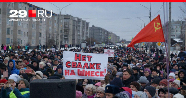 Граждане, участники митингов!
Вас же разводят на эмоции и держат за идиотов, буратин. Вы что, дауны царя небесного? Государственные флаги СССР подняли, а сами, как рабы себя ведете, стишки про дядю в маске слушаете и слезу ребёнка. Смотреть на такое позорное зрелище невыносимо.

