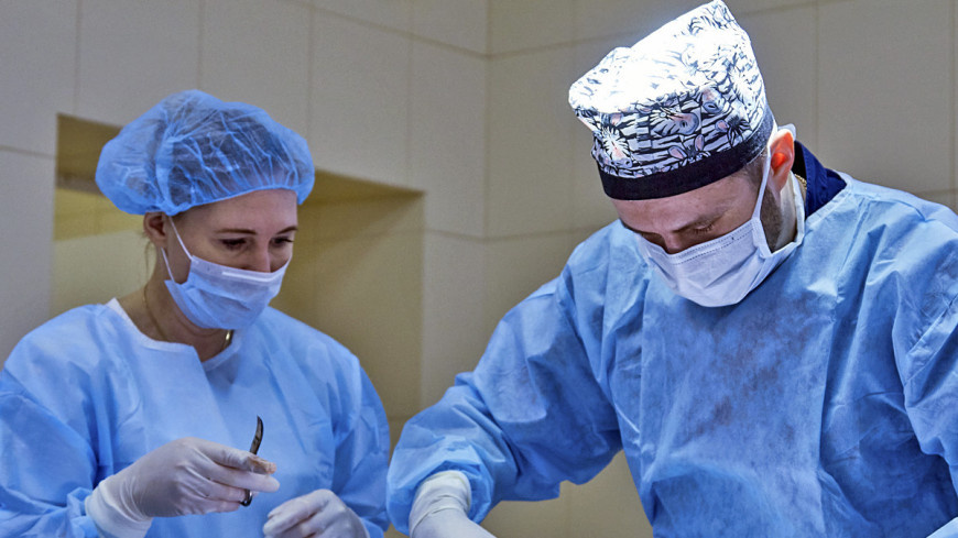 Президент России Владимир Путин заявил, что существующую модель здравоохранения в РФ менять не стоит, но проблемы существуют. Об этом российский лидер сообщил на ежегодной большой пресс-конференции, передает «МИР 24».   
«Модель лучше не трогать. Она у нас развивается в целом удовлетворительными темпами, но проблемы, безусловно, существуют», – сказал Путин. 

Он отметил, что одна из проблем – уровень заработной платы в системе здравоохранения. По словам президента, уровень зарплаты в медицине все же выше, чем в других социальных сферах. 

«В целом показатели, которые ставились еще в указах 2012 года, они соответствуют тому, что закладывалось. Там рост соответствующих заработных плат…Это тоже усредненные цифры», – заметил Путин. Он указал, что у врачей зарплаты различаются и эта одна из проблем, которые нужно решить. 

«С точки зрения заработной платы надо смотреть внутрь самой отрасли. Ведь существуют какие способы изменения ситуации. Они на самом деле известны, они просты. Первое, это просто увеличить тариф ОМС или внутри тарифа ОМС что-то изменить», – пояснил Путин. В то же время он обратил внимание, что внутри тарифа там уже менять почти нечего, поскольку 70% идет на зарплату.

«Если внутри действующего тарифа что-то изменить, то тогда денег не останется ни на лекарства, ни на оборудование. Поэтому второй способ – просто увеличить тариф ОМС. Можно так сделать, но это ляжет, в конечном итоге, на всю экономику. Потому что операторы экономической деятельности должны за это заплатить. А в конечном итоге, приведет к удорожанию товаров в целом и к росту инфляции…И увеличение заработной платы будет съедено инфляцией», – разъяснил российский лидер. 

Путин заметил, что внутри существующей системы можно провести изменения: нужно избавиться от большой разницы в зарплатах среди врачей, а также изменить базовую ставку постоянного оклада.  

«Она сейчас в регионах у нас разница от 30 до 50%. Нужно сделать ее единой по всей стране. Также, как нужно создать единый подход к стимулирующим выплатам…При этом ни в коем случае нельзя снижать надбавок, связанных за работу в особых условиях: в праздничные дни, в ночные часы и так далее. Если все это для начала привести в порядок, на мой взгляд, в положительном плане уже кое-что может измениться», – сказал Путин. 

Он добавил, что этого недостаточно и нужно с ростом экономики поднимать уровень зарплат в социальной сфере, в том числе и в медицине.