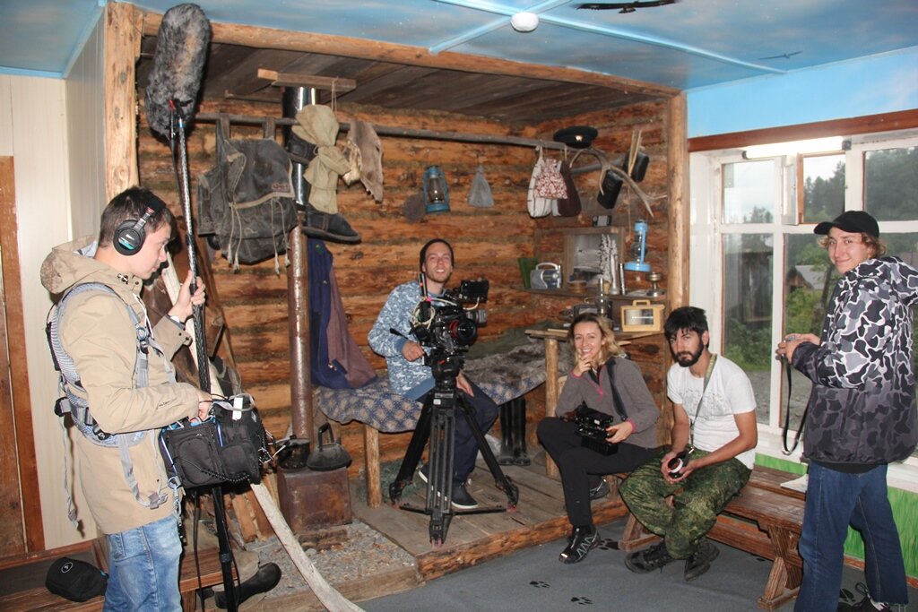 Наташа Османн и её друзья на съёмках фильма в музее патрульщика