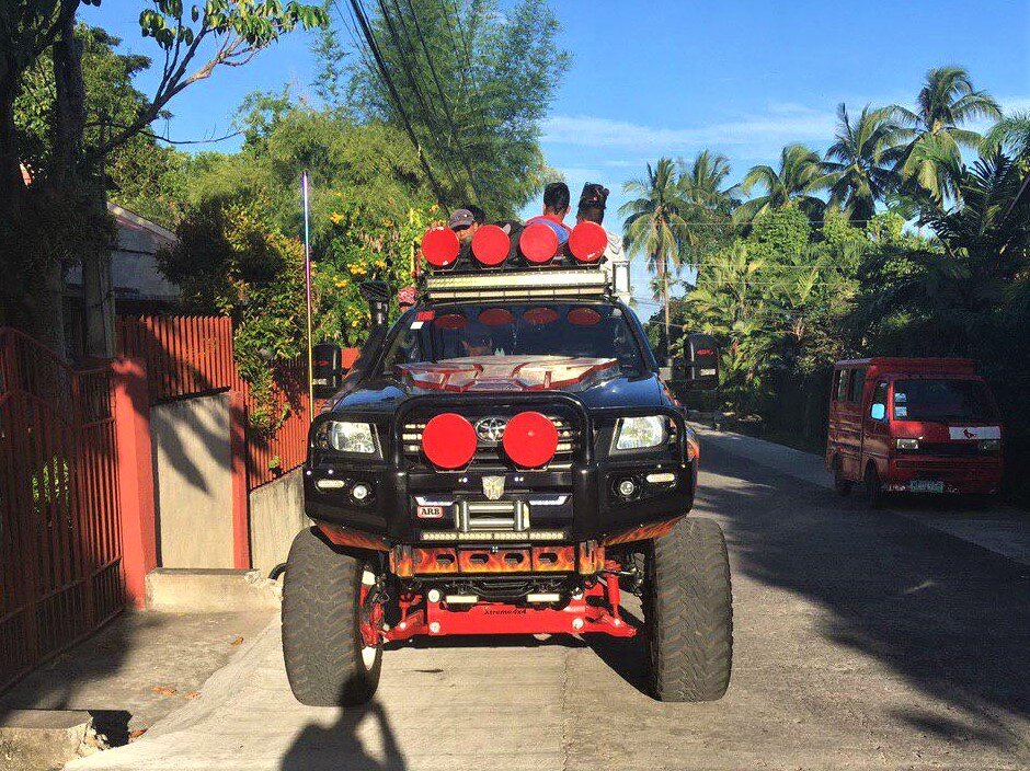 Обратите внимание на грузовичок на заднем плане: даже по сравнению с ним этот пикап просто громадный!