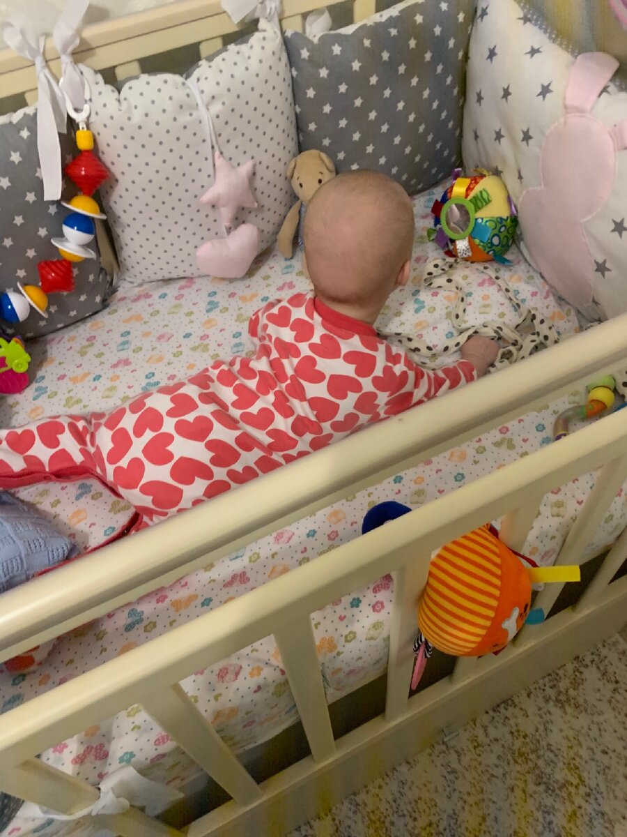 Кладёшь намажемся в кроватку, приходишь, а там уже на животе играет, обратно не может пока. 
