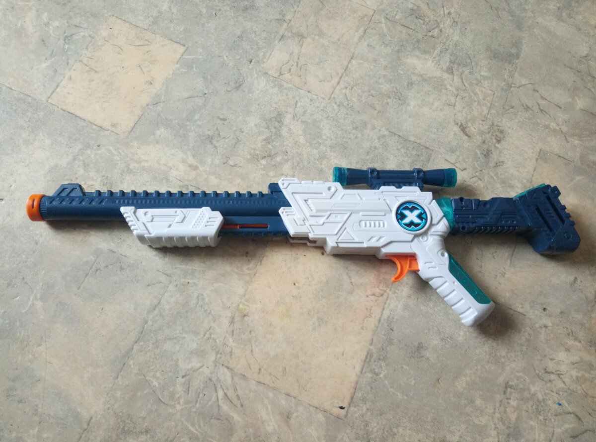 Игрушечных пистолетов сегодня в продаже навалом, но главный затык, конечно, в деньгах. Сколько бы не стоили игрушки, на одного-двух купить всегда можно, ну а если на десяток? Патроны к этим игрушкам тоже вечно теряются...