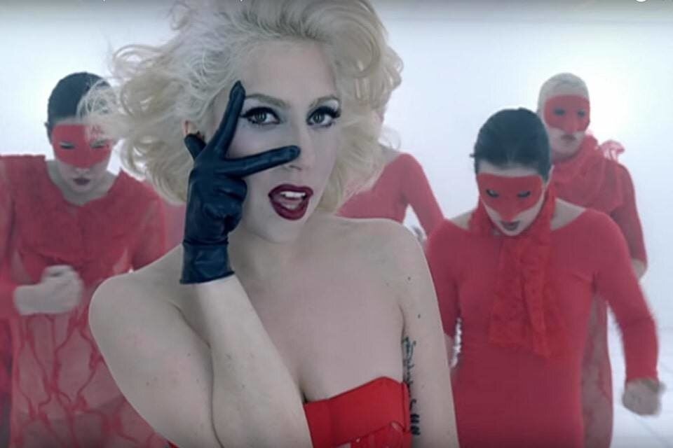 Кадр из музыкального видео Lady Gaga Bad Romance