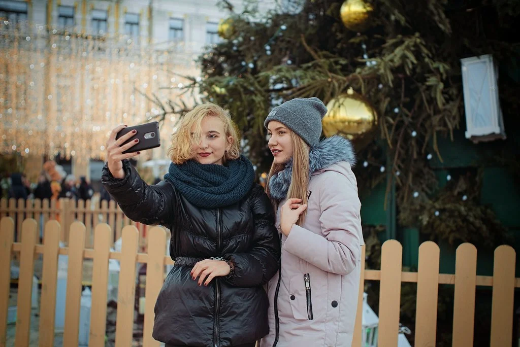 Обе девушки стоят вполоборота к камере