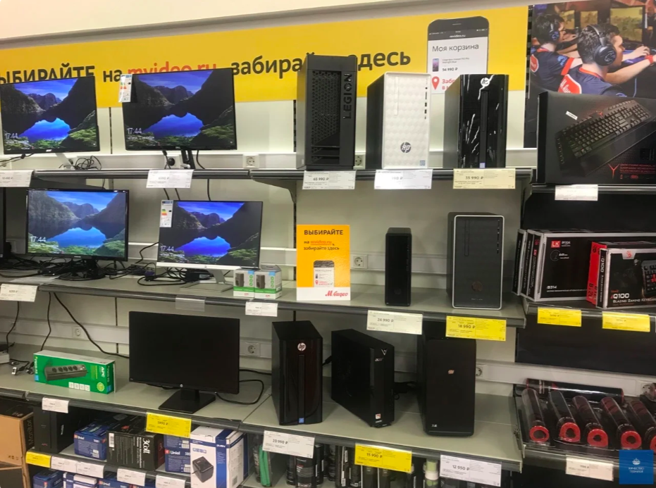Системные блоки на витрине в магазине