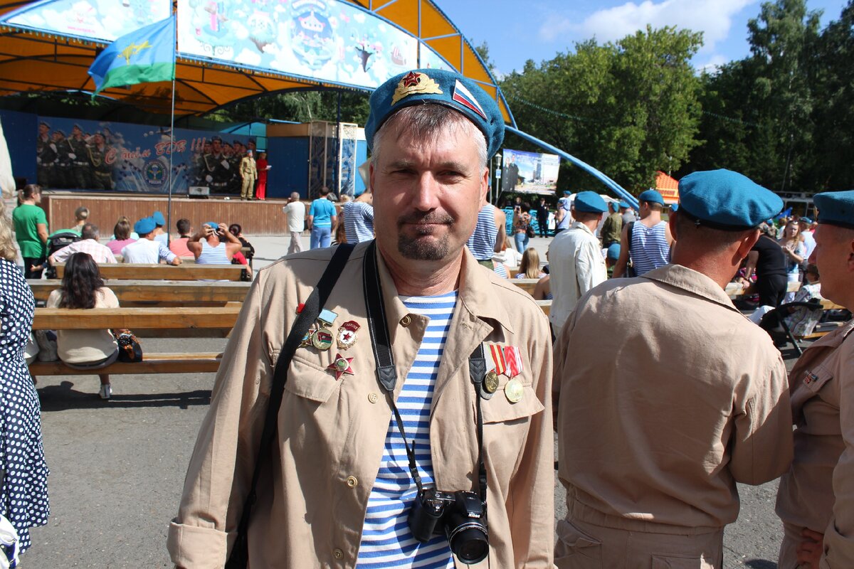 На фото: Гвардейцы и на гражданке не забывают "Гвардию".