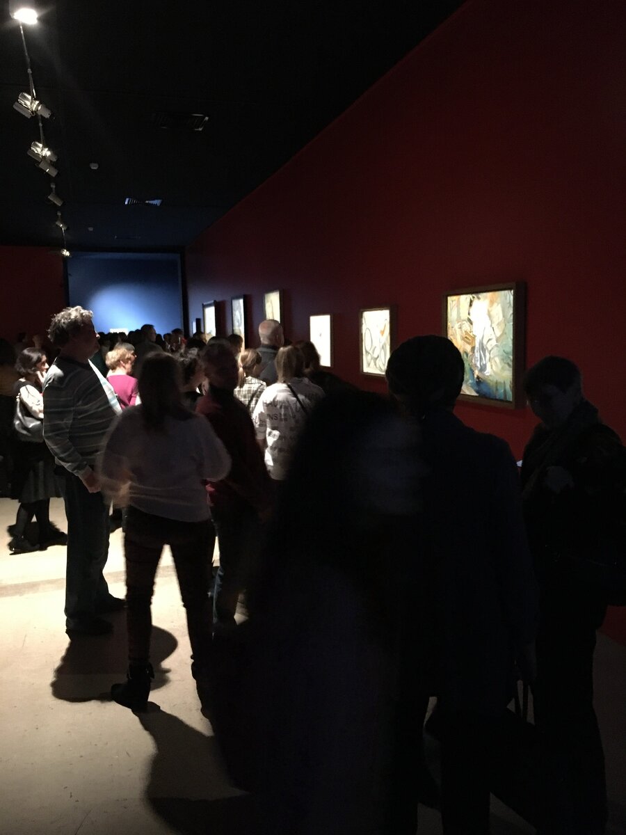 отвравляющая и пугающая темнота среди тысячи потных людей. жара в выставочном зале, как в Фигерасе летом