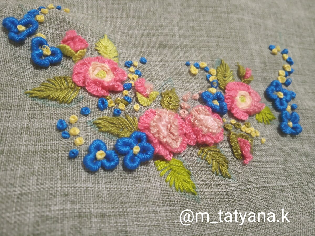 Цветочные мотивы. Декоративные швы. Вышивка на льне. Декор косметички.