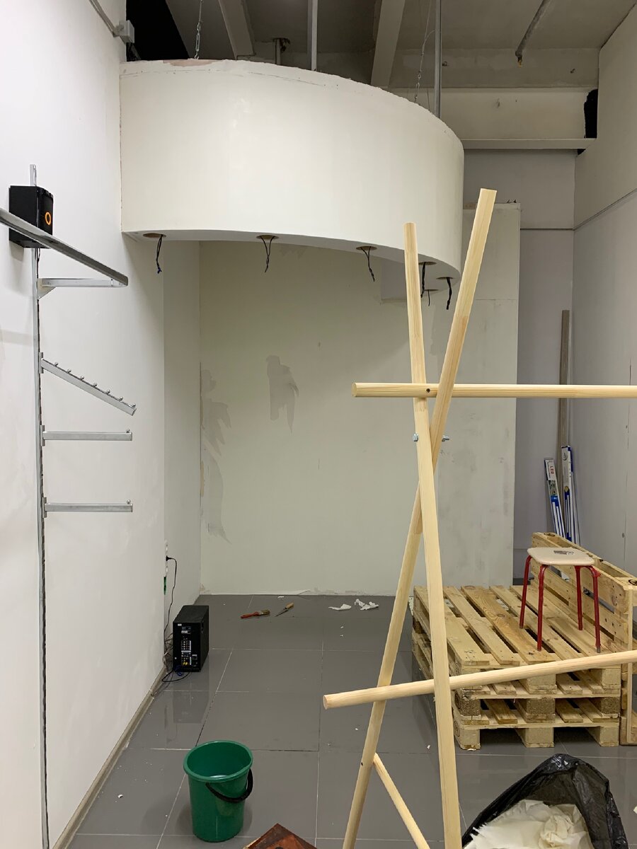 Снимаем помещение в торговом центре, всё обдираем до голых стен )