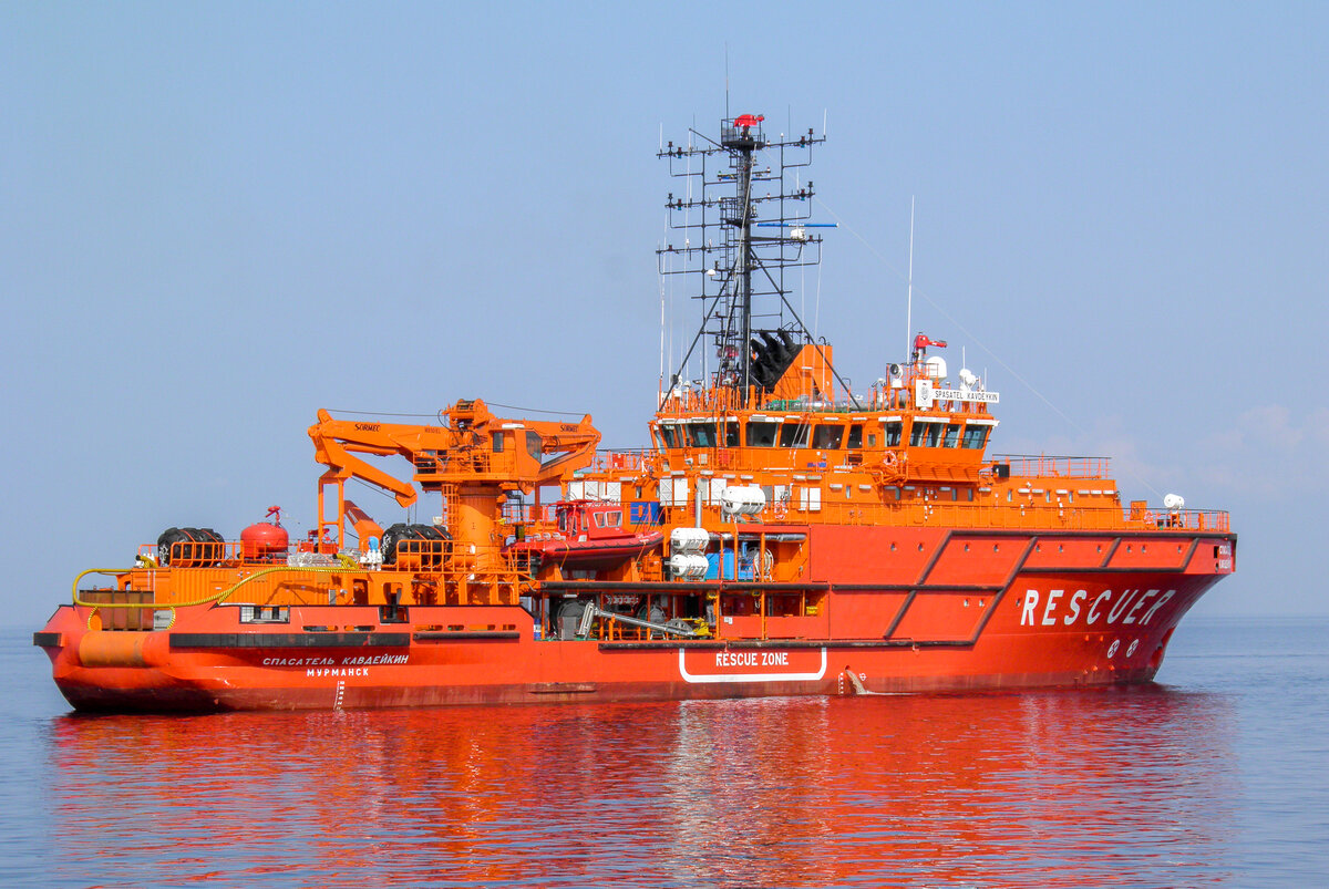 Спасатель демидов корабль. Судно мфасс мурман. Спасательный корабль. Многофункциональное аварийно-спасательное судно «мурман». Судно спасатель.