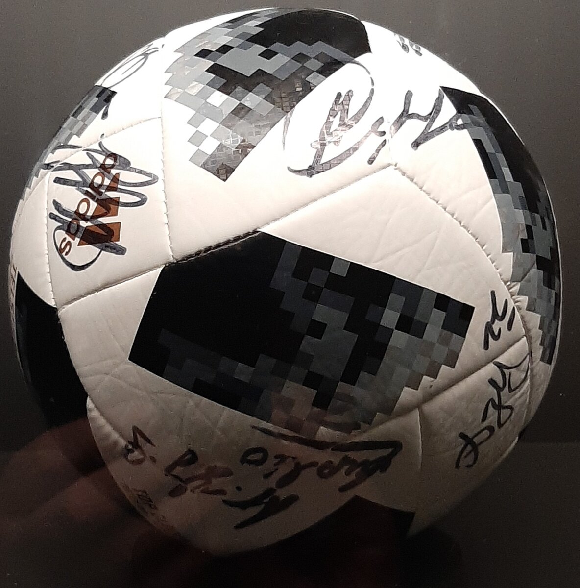 Официальный мяч чемпионата мира по футболу FIFА 2018 с автографами игроков российской сборной.