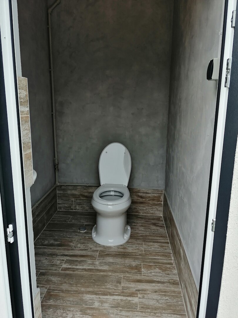 Перед стройкой дома, рабочие построили на участке туалет и душ, получилось шикарно. Фото До/После.