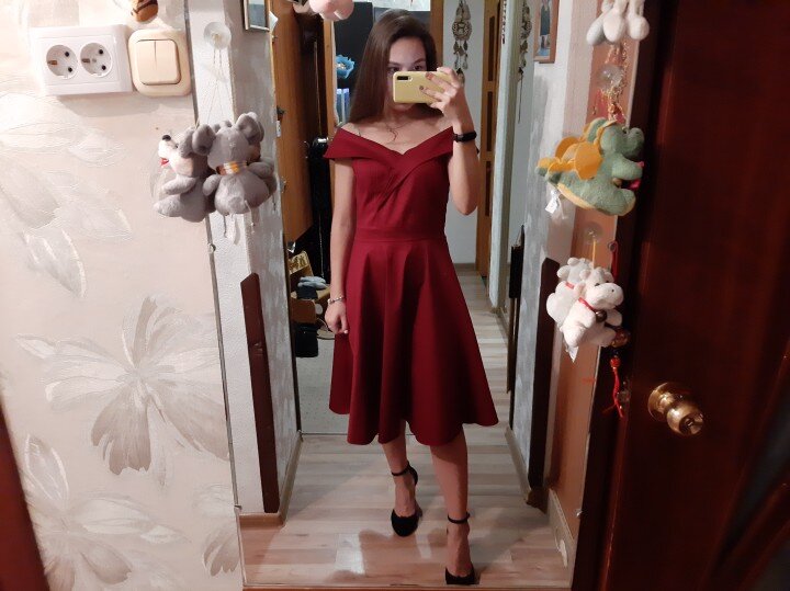 Когда заказывала платье знала, что оно мне будет 100% большим! но оно ТАКОЕ КРАСИВОЕ! Ткань плотная,97% хлопок 3%эластан. Мои параметры рост 162см, 85-67-93. Заказала размер 4. Буду ушивать 100%. Продавец умничка. Упаковано отлично.