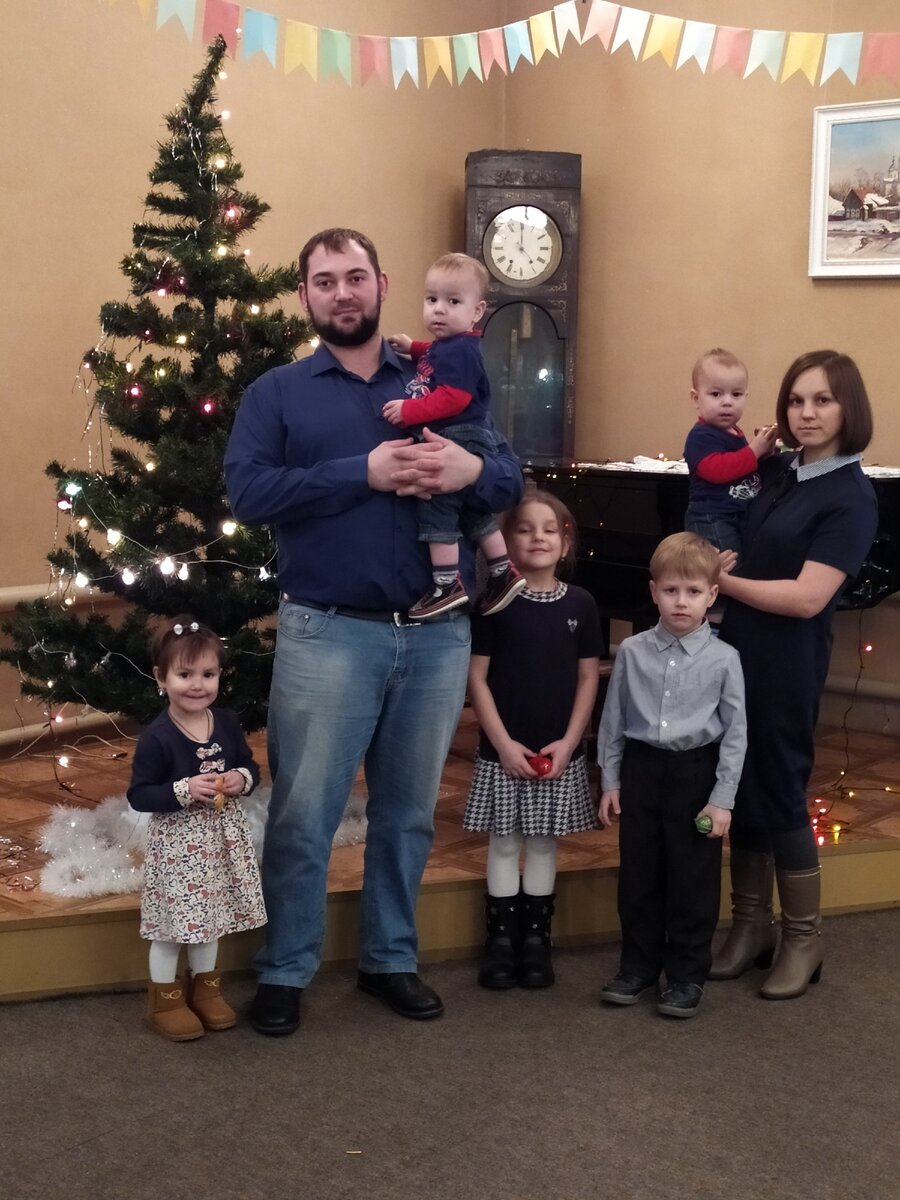 Саша, папа Дима, Вова, Маша, Слава, мама Лариса, Сева