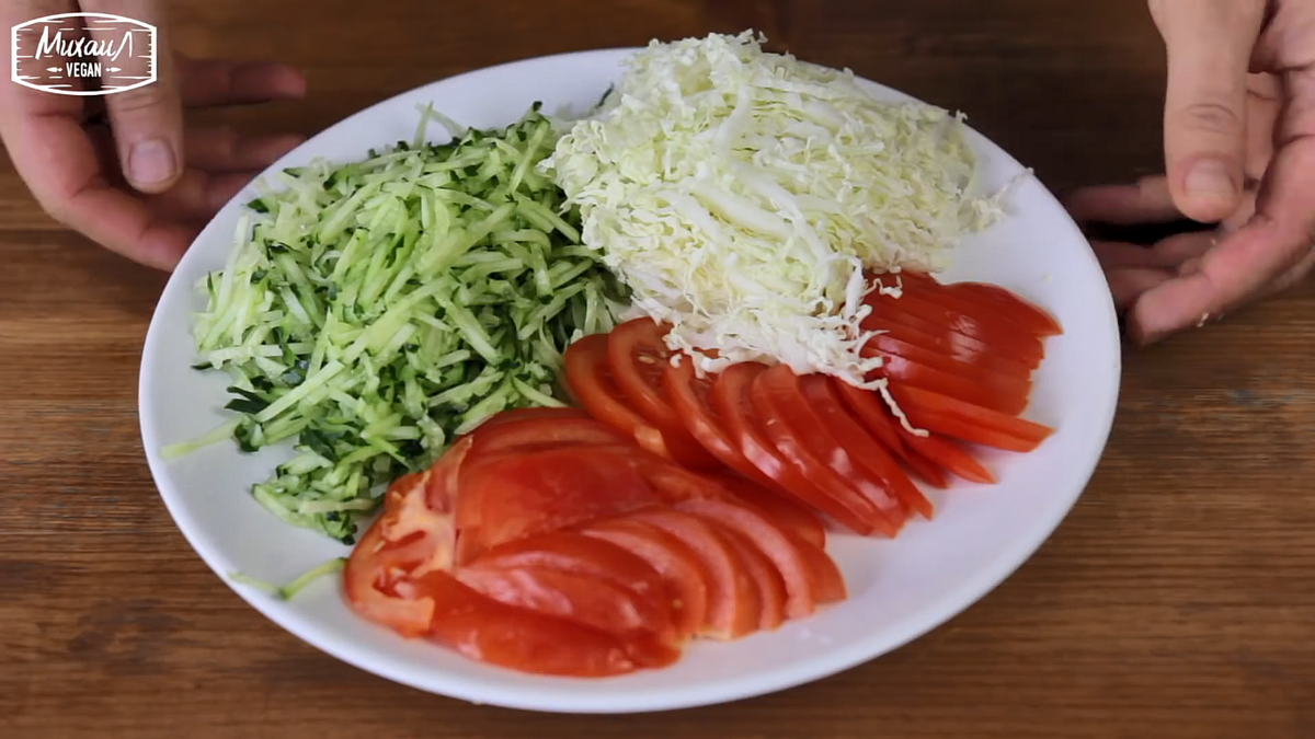 типичный завтрак, обед и ужин вегана. зимой на этой тарелке сено