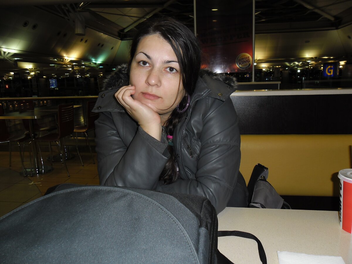 Ждем пересадку в Стамбульском аэропорту (Нихат на втором фото). Какие же мы тут худые и молодые!)) Личный архив