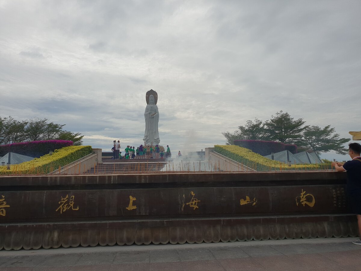 Статуя богини Гуаньинь на насыпном острове.