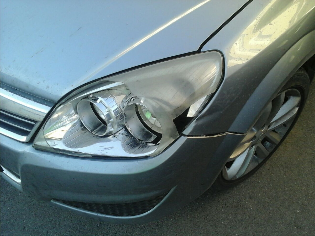 Поврежденная фара (источник drive2.ru)