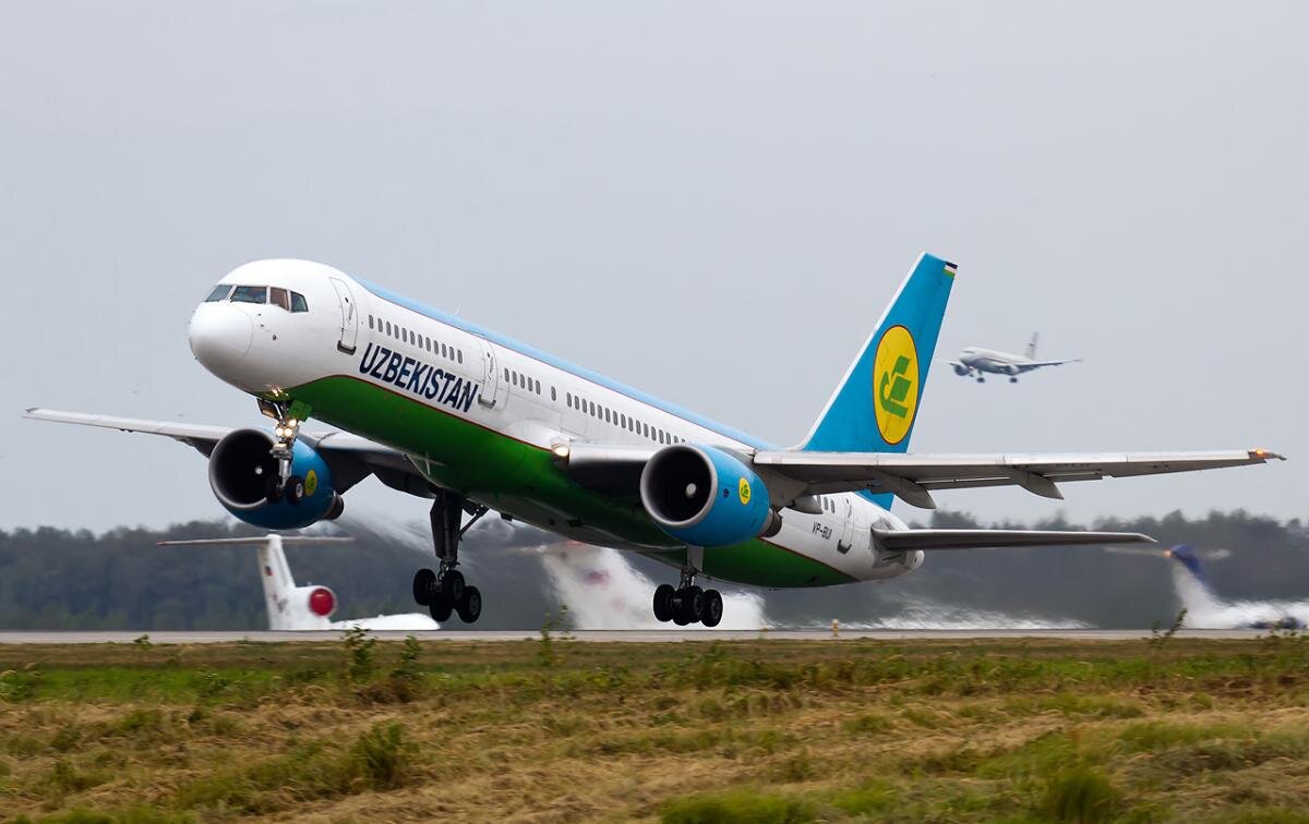 Сайт uzbekistan airways. Узбекистан авиакомпания хаво йуллари. Самолет Узбекистан хаво йуллари. Аэропорт Ташкент хаво йуллари. Uzbekistan Airways Боинг 757.