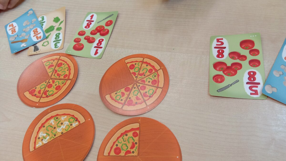 С помощью игры "Делиссимо" ребетня за пару минут осваивает азы правильных дробей. Сухим цифрам сложно уместиться в детской голове, но если понятия рассказать на примере деления пиццы на кусочки, то все запоминается в два счета. Гениально!