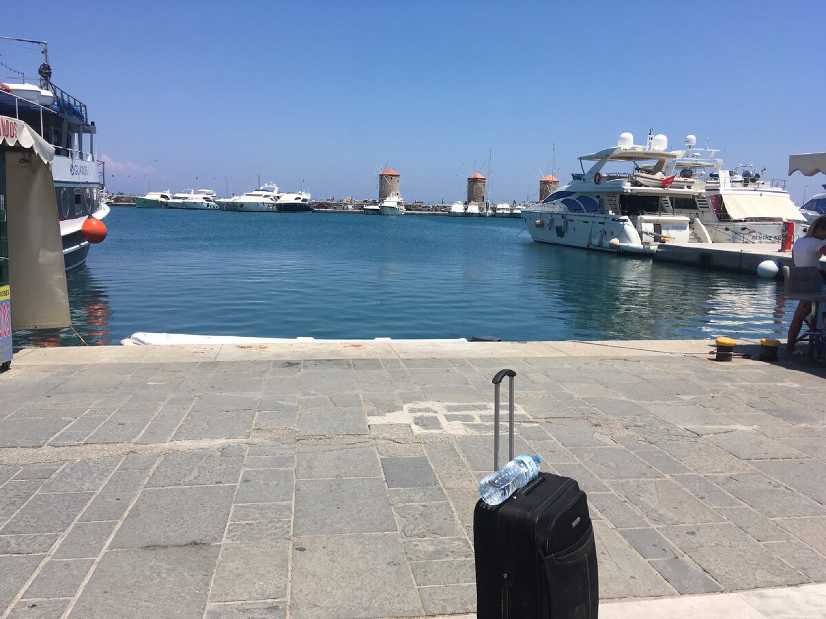 Мне хотелось просто пойти куда-нибудь на пляж и искупаться, но сначала нужно было решить вопрос с ночлегом