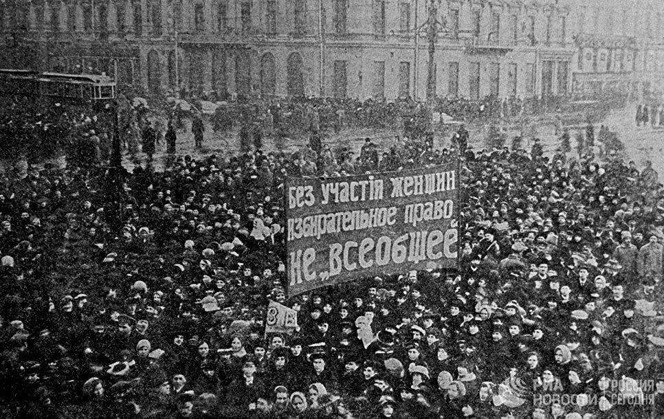 Шествие женщин по Невскому проспекту в Петрограде в Международный женский День. (1917) Источник: https://twitter.com/salo50/status/1063626659503460354