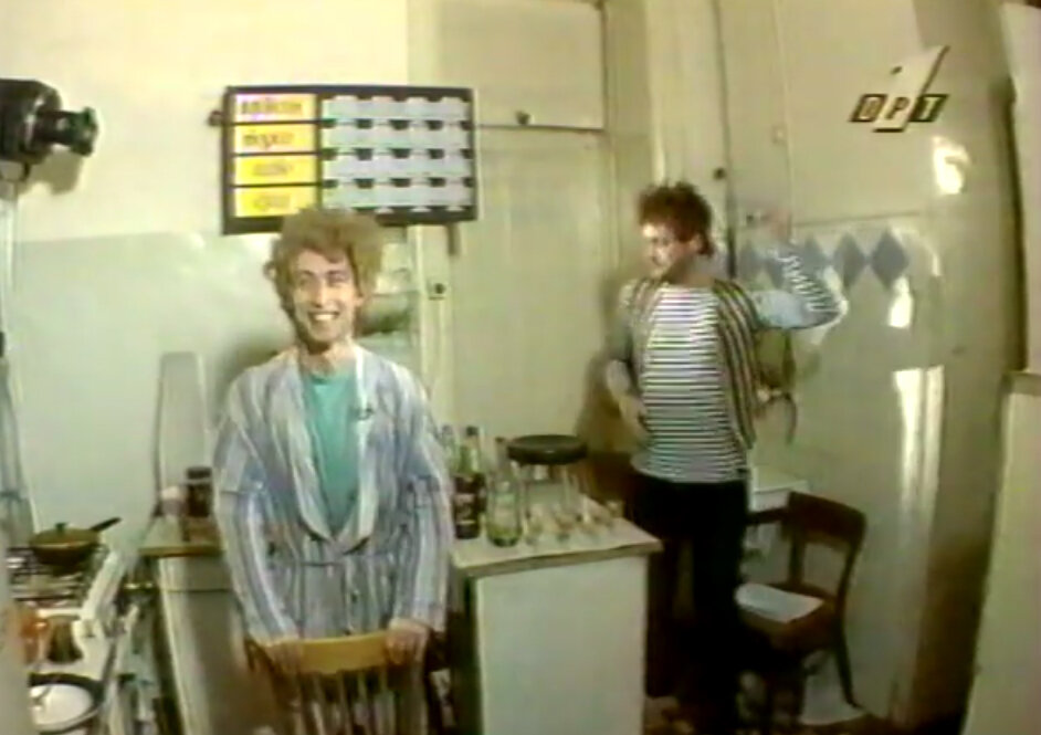 Кадр из передачи "Джентльмен Шоу". Алкоголики играют в "Поле чудес"