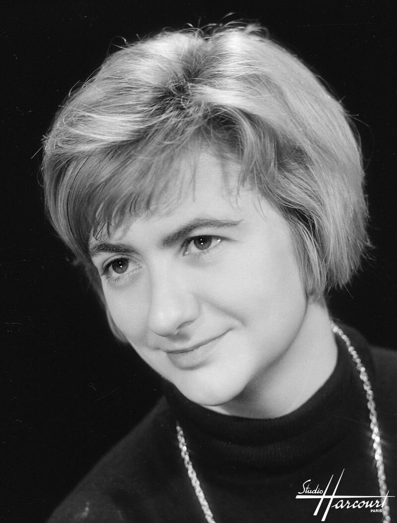 Франсуаза Саган. Насколько я понял, фотография 1963 года, то есть писательнице здесь 28 лет.